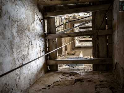 Infine duranta la nostra perlustrazione ci imbattiamo in una porticina marrone. La apriamo e volgendo la testa verso l�alto notiamo in fondo una campana: siamo infatti all�interno del campanile, ancora in fase di restauro